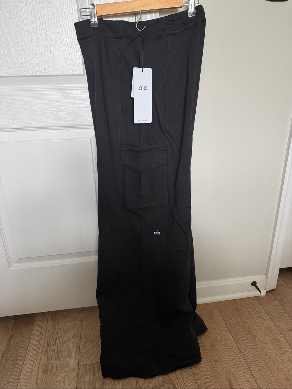 ALO Yoga Black Wide-Leg Cargo Pants - Picture 6 of 7